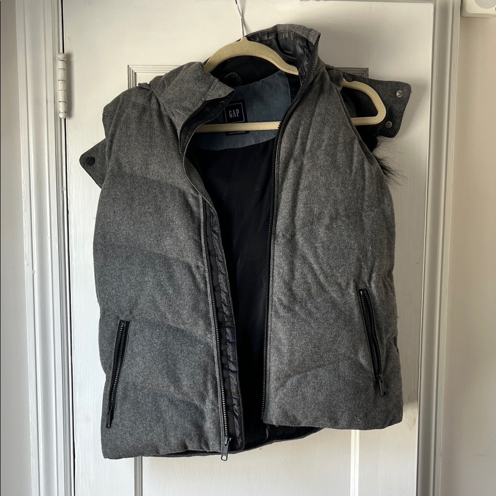 GAP women’s Gray Puffer Vest with faux fur that is removable. Two zipper pockets